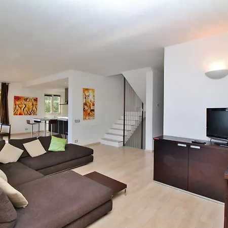 Sleeps 8 Pool Semesterbostad